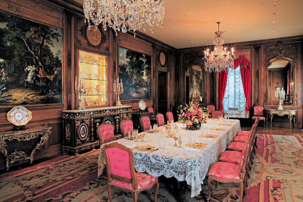 Una de las habitaciones más destacadas de la Mansión Hillwood es el comedor.