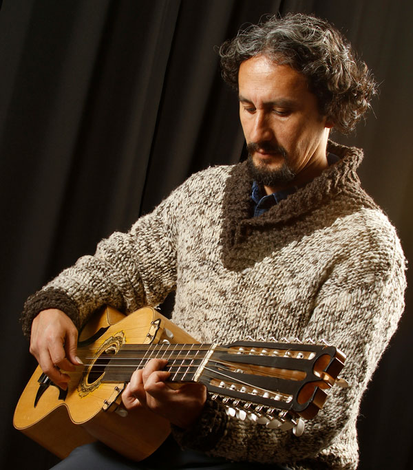 EL ABRAZO DEL GUITARRÓN