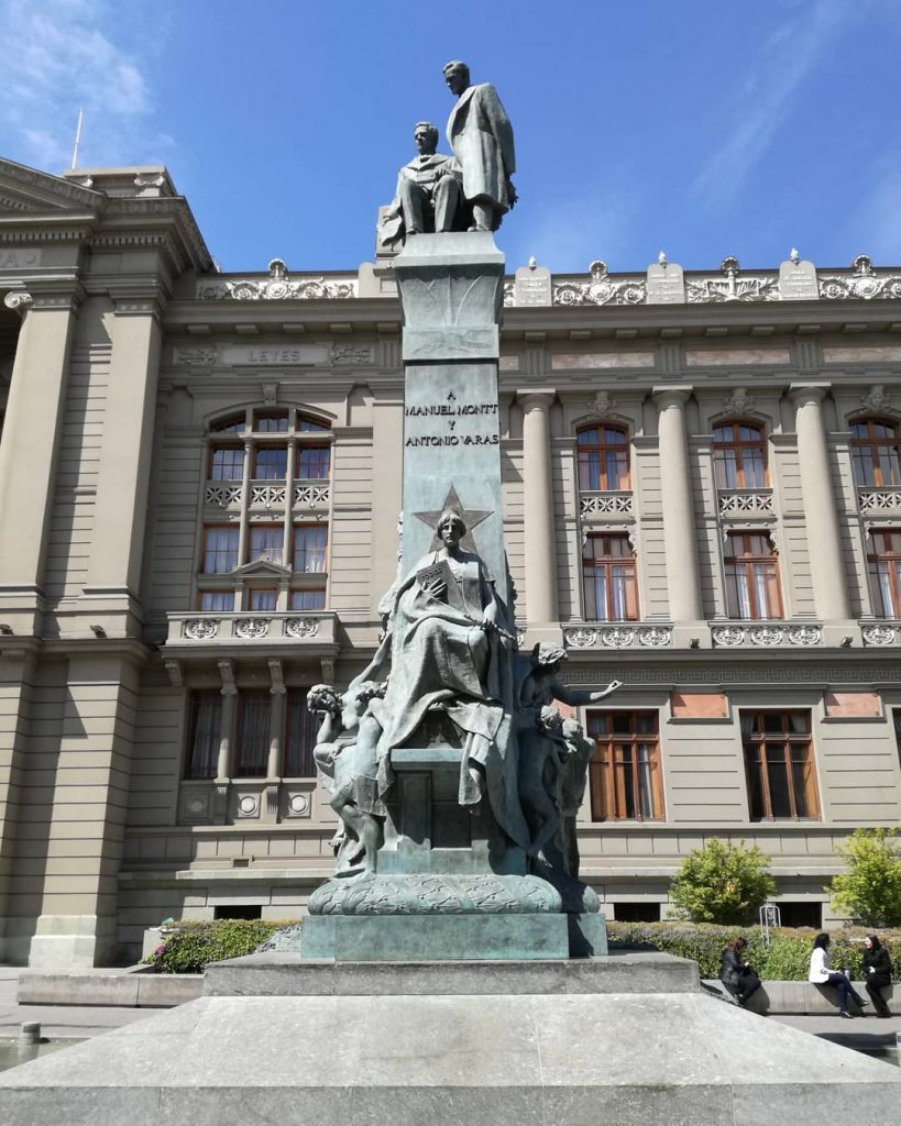 Monumento Montt-Varas en la Plaza de los Tribunales.