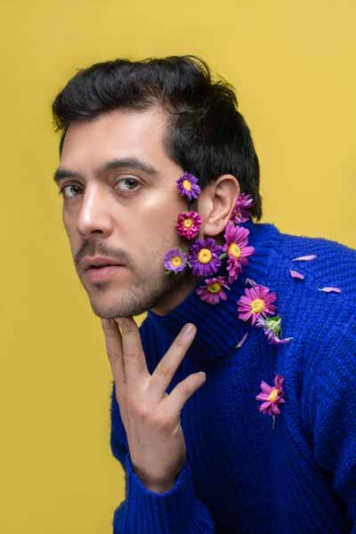 GEPE BAJO EL ÁRBOL COPOSO Y FLORIDO