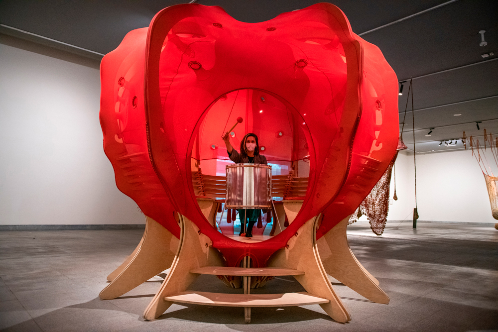 Ernesto Neto: “Necesitamos cantar y bailar”