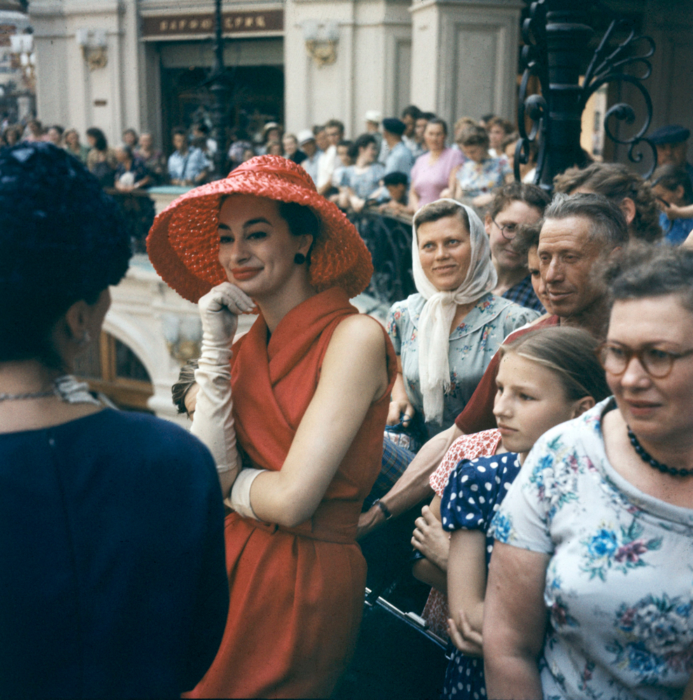 La modelo Kouka Denis visitando los Almacenes GUM de Moscú, en el marco del desfile de Christian Dior presentado en la Unión Soviética en 1959. Foto: Howard Sochurek / The LIFE Picture Collection / Shutterstock