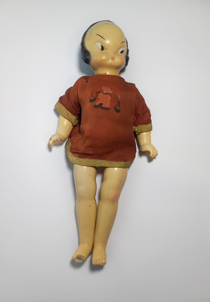 Muñeca «Flor de Loto», publicidad de Babyland, fabricado por Temístocles Cornejo, Chile, c. 1943, composición de pasta de aserrín aparejado con yeso. Colección Fundación Museo del Juguete Chileno.