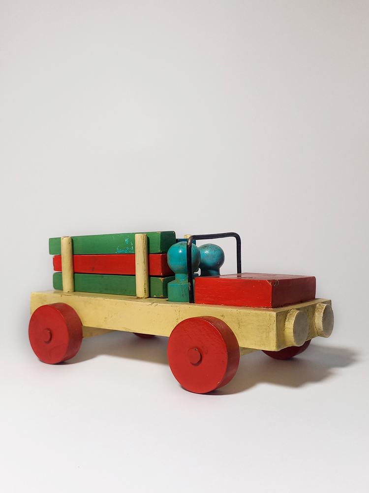 Camión, Instituto de Psicología Aplicada, Chile, c. 1971, madera esmaltada. Colección Fundación Museo del Juguete Chileno.