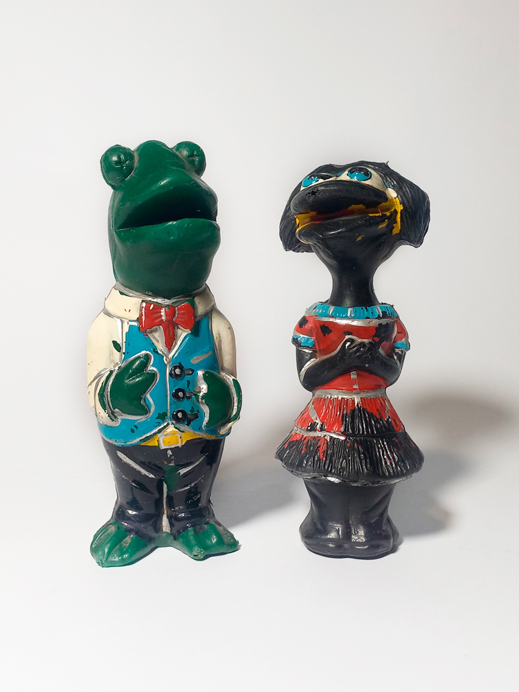 Figuras de «El sapo y la culebra», Juguetes Goro, Chile, c. 1970, plástico inflado. Ambas remiten al exitoso programa chileno homónimo, transmitido entre fines de la década del 60 y principios de la del 70. Colección Fundación Museo del Juguete.