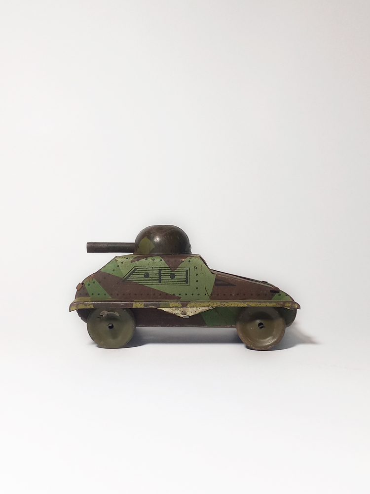Tanque, Ramón Vásquez Carvajal, Chile, c. 1942, hojalata litografiada. Colección Fundación Museo del Juguete.