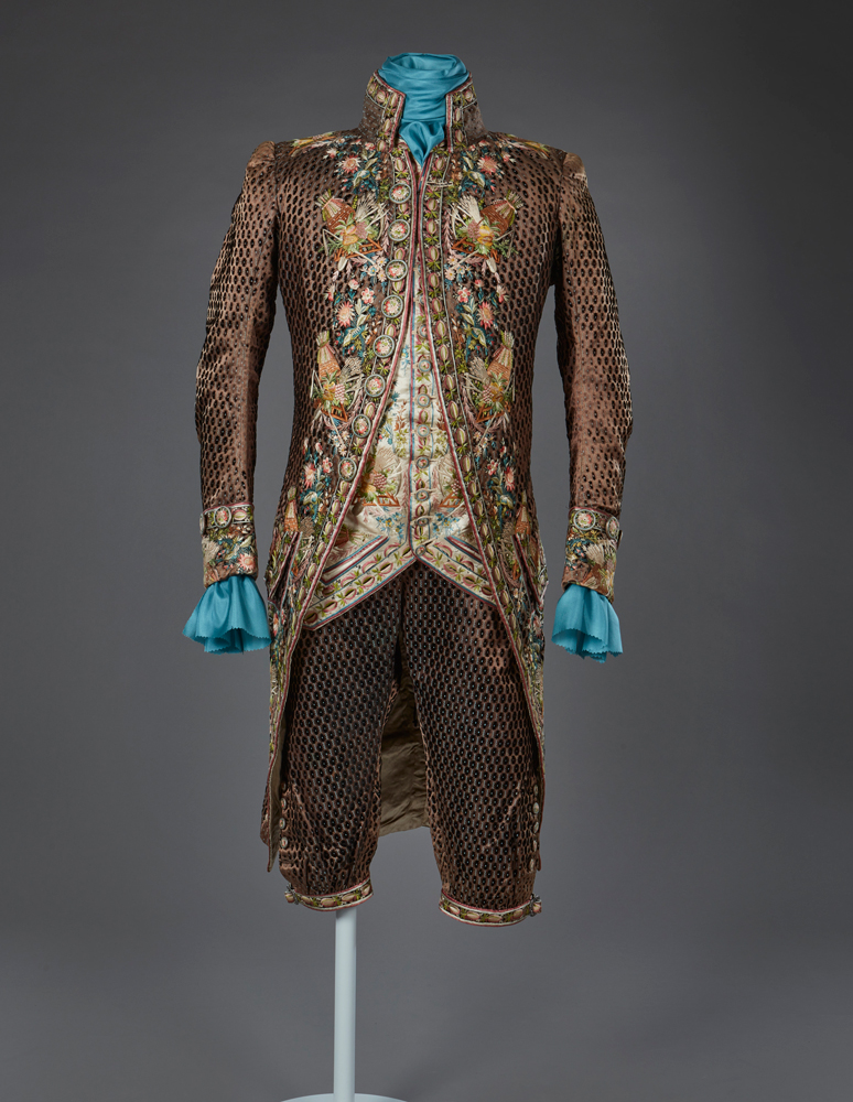 Traje cortesano de fines del siglo XVIII.