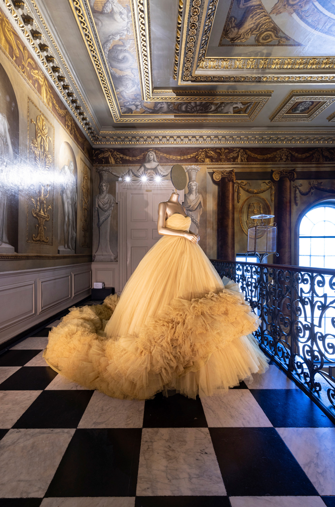 En la escalera del rey, un vestido de Giambattista Valli,
colección de alta costura Primavera 2020.