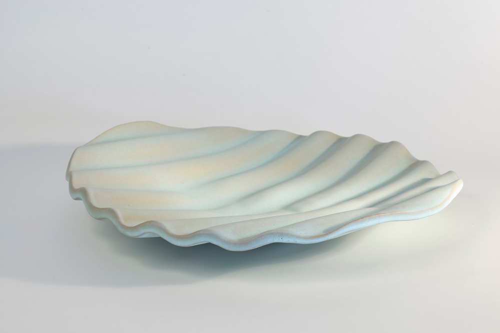 Escultura de cerámica en gres y esmalte,
60 × 60 × 10 cm, 2023